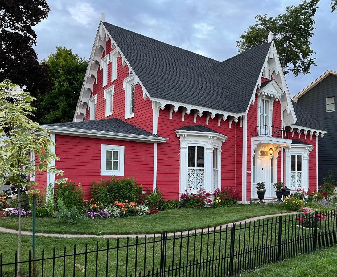 The Red House Fredericton Panzió Kültér fotó