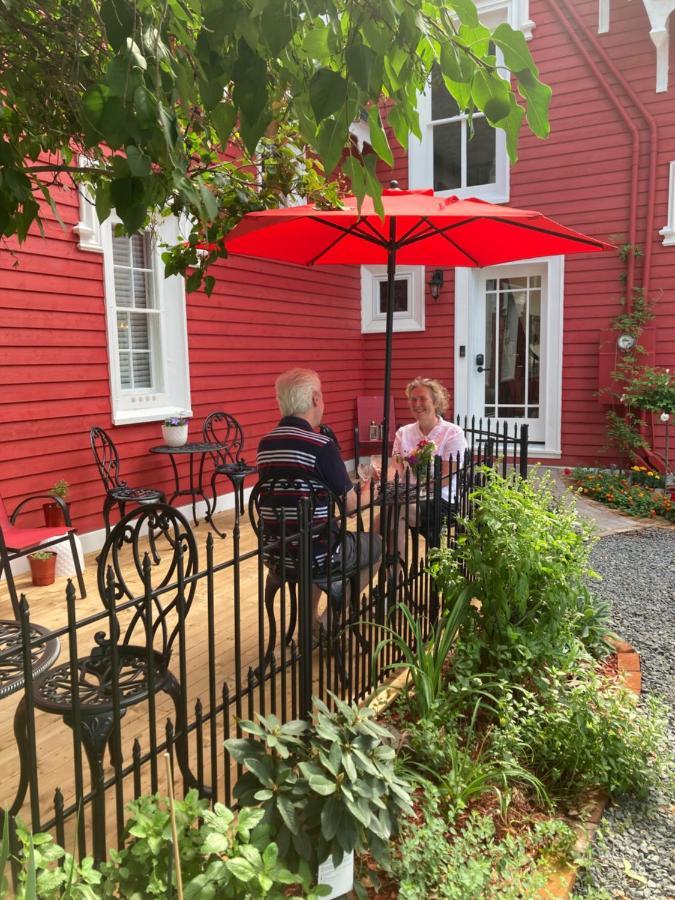 The Red House Fredericton Panzió Kültér fotó